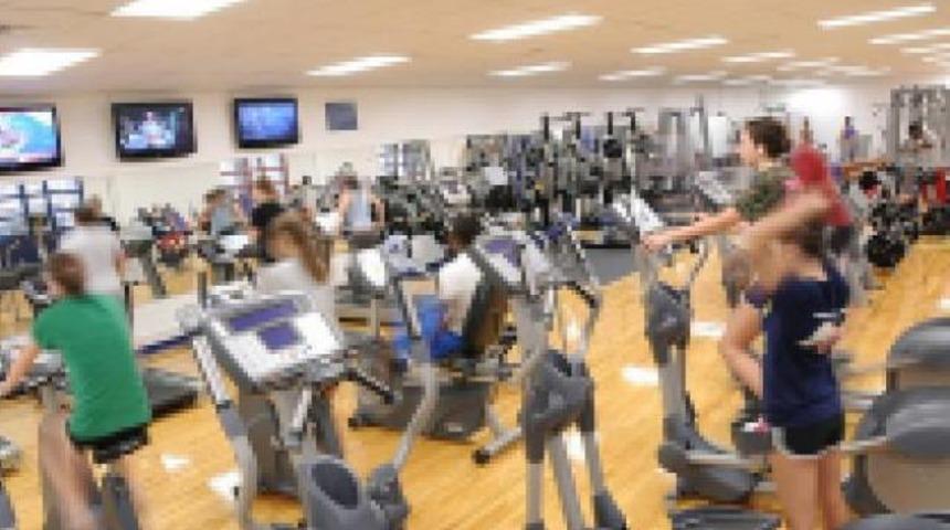 Fitness salonunda k&uuml;rtaj