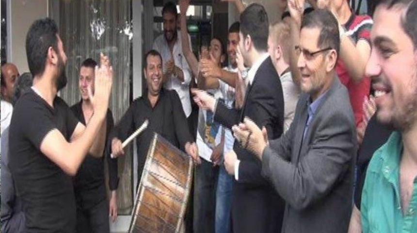 Baskın yapan polise davul zurnalı karşılama