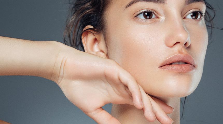 Yumurta akı maskesi ile porselen gibi cilt