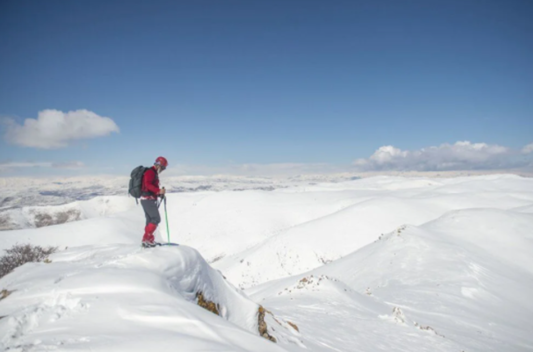 Trenkking ve fotoğraf tutkunları akın etti! Tunceli&rsquo;nin karla kaplı zirvesi g&ouml;renleri mest etti