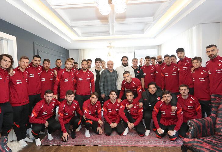 A Milli Futbol Takımı'ndan Ahmet Çalık'ın ailesine ziyaret
