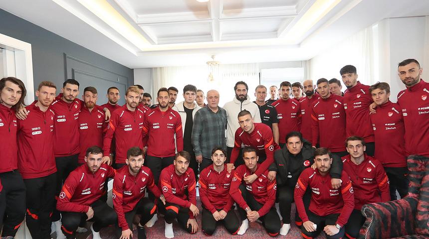 A Milli Futbol Takımı'ndan Ahmet Çalık'ın ailesine ziyaret