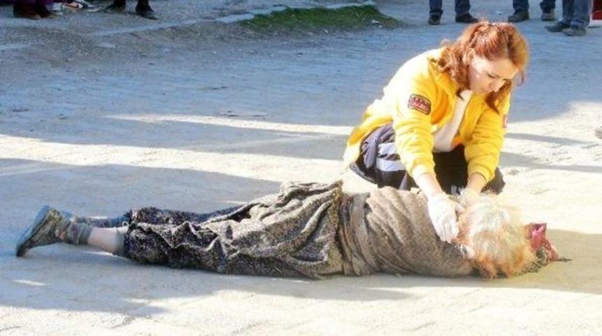 Kazara otomobiliyle annesini ezdi