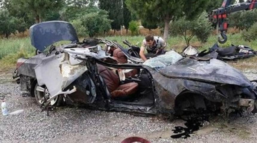 İzmir Fo&ccedil;a'da kaza: 2 &ouml;l&uuml;, 1 yaralı