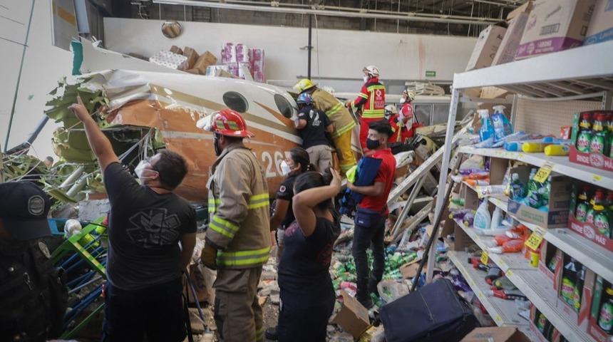 Meksika'da akılalmaz kaza! Süpermarketin üzerine küçük uçak düştü: 3 ölü 5 yaralı