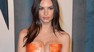 Emily Ratajkowski dekoltesiyle dikkat çekti