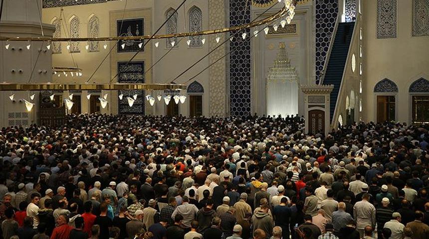 Son dakika! Diyanetten teravih namazı kararı! Ali Erbaş duyurdu