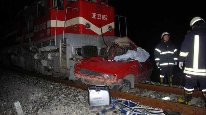 Yolcu treni otomobile &ccedil;arptı: 2 &ouml;l&uuml;