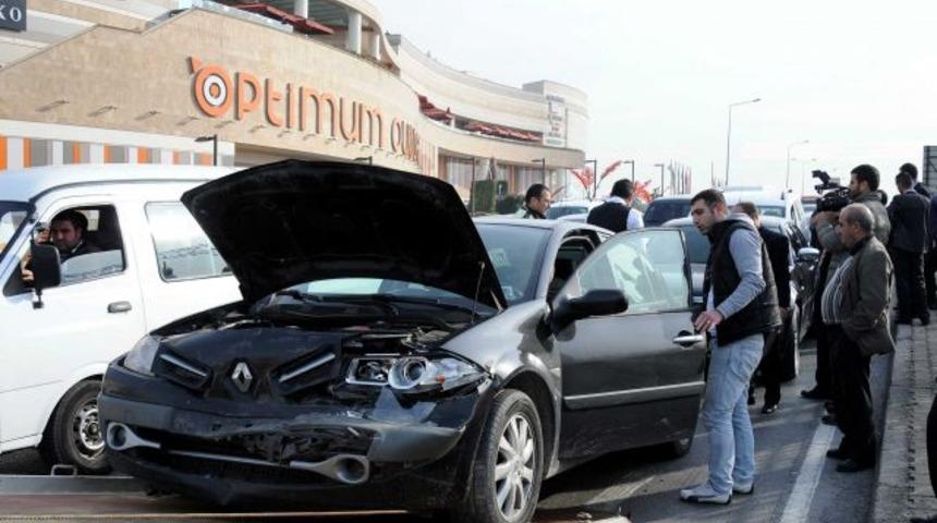 B&uuml;lent Arın&ccedil;'ın konvoyunda kaza!