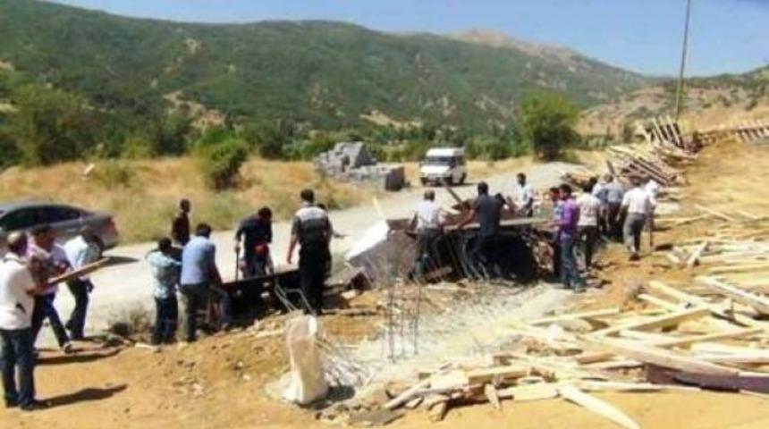 S&ouml;zde PKK şehitliği yıkıldı