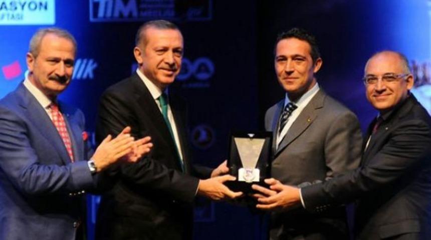 Ko&ccedil;, &ouml;d&uuml;l&uuml;n&uuml; Erdoğan'ın elinden aldı