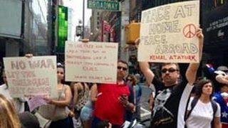 New York’ta Atatürk’lü savaş karşıtı gösteri