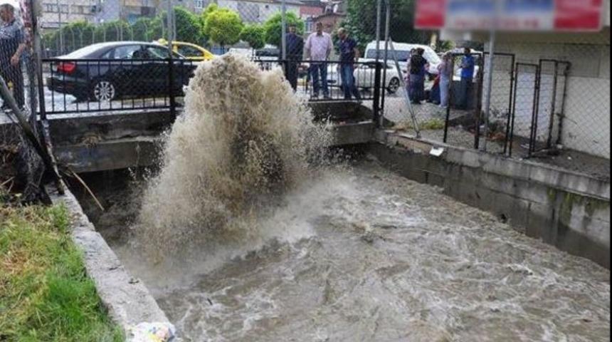 Yollar göle döndü, trafik felç oldu