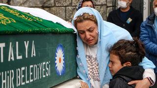 Köpekten kaçarken kamyonun altında kalmıştı... Mahra Melin Pınar'ın annesi tabutunun başından ayrılamadı! 'Sen niye gittin bir tanem'