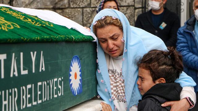Köpekten kaçarken kamyonun altında kalmıştı... Mahra Melin Pınar'ın annesi tabutunun başından ayrılamadı! 'Sen niye gittin bir tanem'