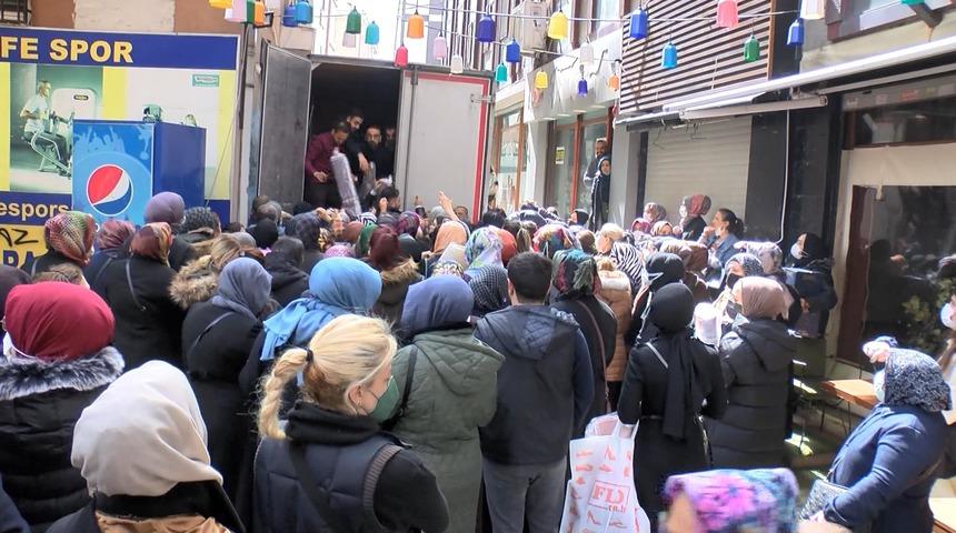 Ümraniye'de 'pes' dedirten görüntüler! Mağaza açılışında ucuz halı izdihamı