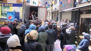 Ümraniye'de 'pes' dedirten görüntüler! Mağaza açılışında ucuz halı izdihamı