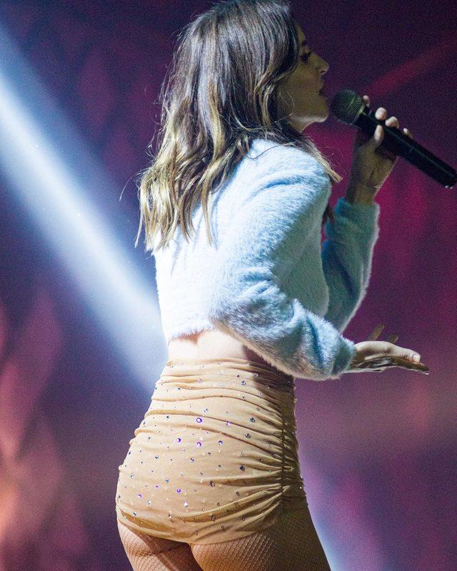 Ünlü şarkıcı Aynur Aydın süper mini eteğiyle konser verdi! 'Gülşen olma yolunda'