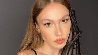 Seksi pozlarıyla gündeme gelen Duygu Özaslan takipçilerini korkuttu: 'Tedaviye başlıyorum'