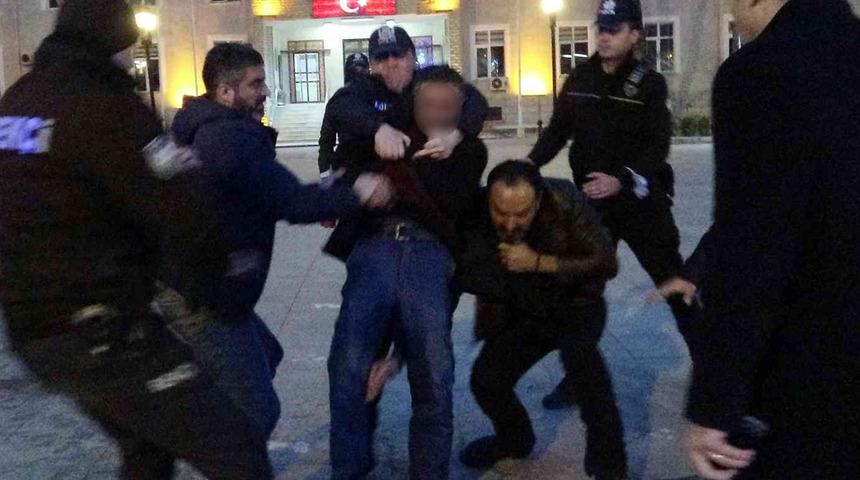 Pet şişeyle benzin aldı! Herkesin gözü önünde kendini yakmak istedi