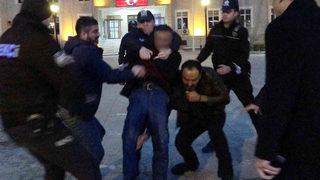 Pet şişeyle benzin aldı! Herkesin gözü önünde kendini yakmak istedi