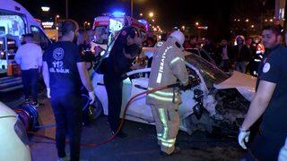 Maltepe'de feci kaza: Makas atarken bariyerlere çarptı: 6 yaralı