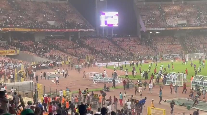 Savaş alanı değil, futbol sahası! Taraftarlar maçı bastı...