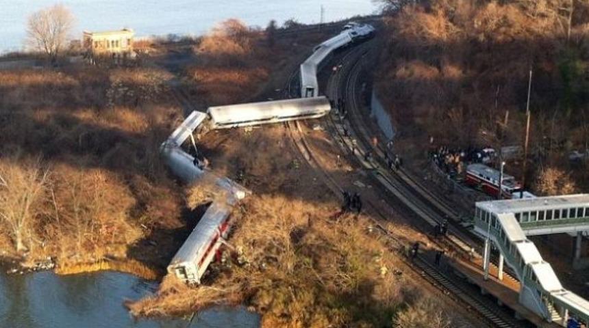 New York'ta tren raydan çıktı; vagonlar suya gömüldü