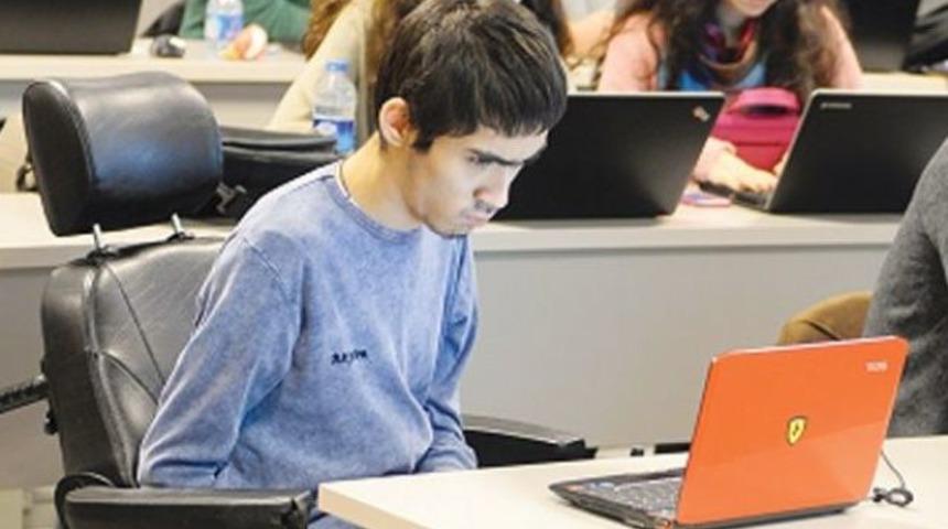 Eğitiminin önündeki tüm engelleri aştı