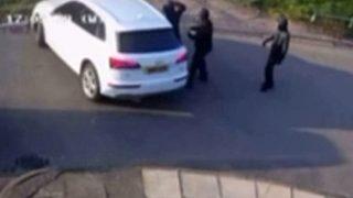 Ellerindeki palalarla arabaya saldırdılar! O anlar saniye saniye güvenlik kamerasına yansıdı