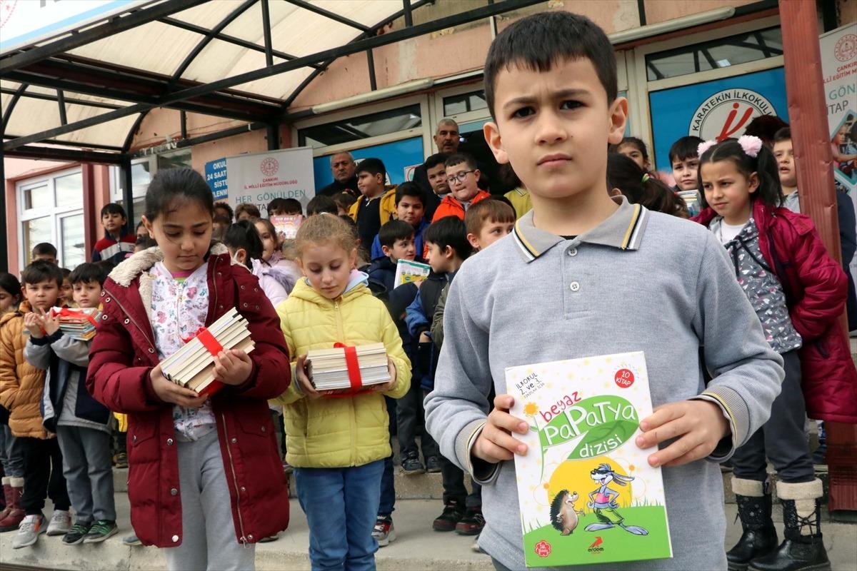 Ambulans ve itfaiye ekibi, bu kez kitap bağışı i&ccedil;in seferber oldu