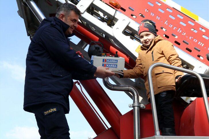 Ambulans ve itfaiye ekibi, bu kez kitap bağışı için seferber oldu G4