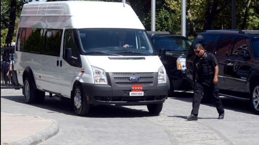 Komutanlar Başbakanlık'a minibüsle geldi