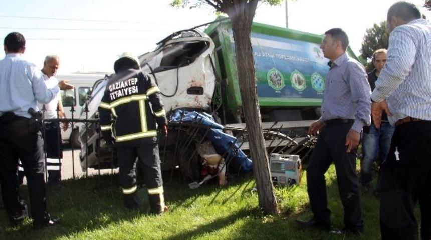 Yaralı çocuğa çarpmamak için canından oldu