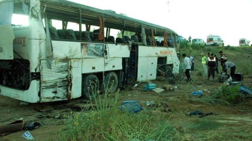 Ankara'da yolcu otobus&uuml; tarlaya devrildi: 32 yaralı