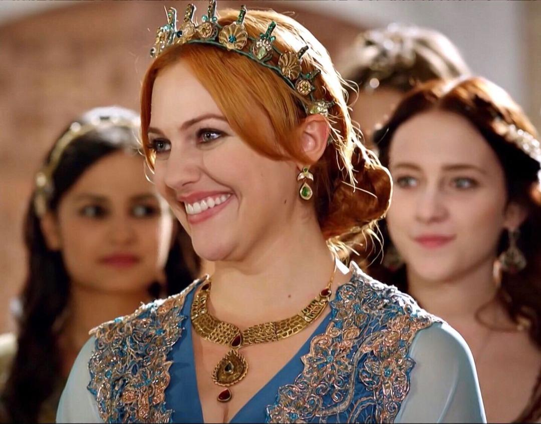 Meryem Uzerli kasığına kadar yırtmacıyla hayran bıraktı!