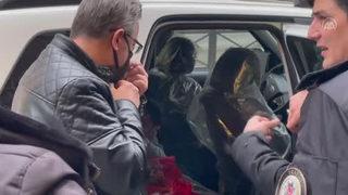 Engelli çocuğu arabada bırakıp saatlerce ortadan kayboldular! Böyle anne-babalık olmaz