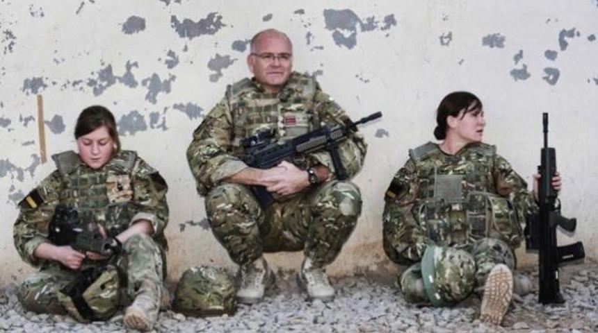 İngiliz askerler toplantıdan atıldı