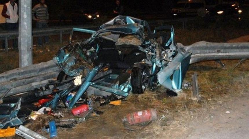 İki &ccedil;ocuklu otomobil kağıt gibi b&uuml;k&uuml;ld&uuml;