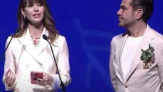 Beren Saat'in konuşması gündemde! Öğrencilik dönemimde başörtüsünün üstüne peruk takmak zorunda kalan...