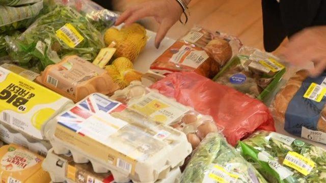 Süpermarketler satılmayan ama kullanılabilir fazla gıda ürünlerini FareShare'e bağışlıyor, kuruluş da ülke çapında binlerce yerel örgütlenmeye aktarıyor
