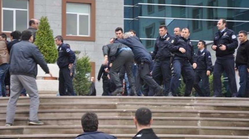 Cinayet davasında adliyenin &ouml;n&uuml; karıştı: 1 polis yaralı