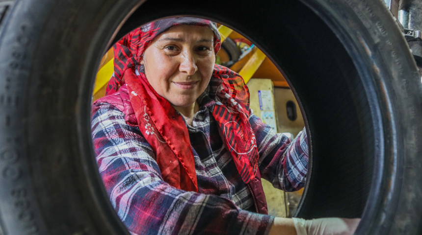Antalyalı lastik tamircisi kadın: Pilav yapmaktan kolay, müşterilerim bana 'Mümine Usta' der