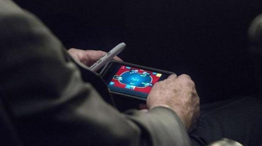 Suriye&rsquo;ye m&uuml;dahale konuşulurken poker oynadı