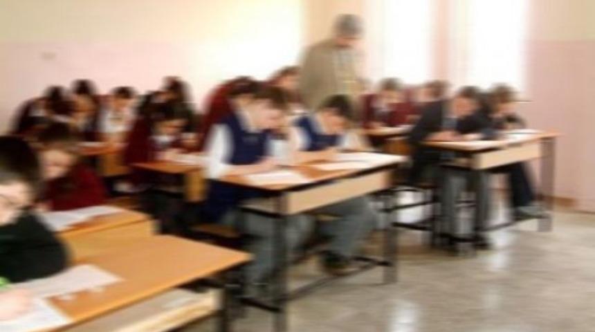 Lise öğrencisi, öğretmeninin burnunu kırdı