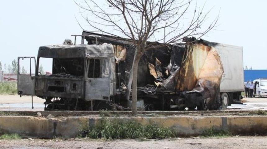 Şarjdaki telefon TIR'ı yaktı