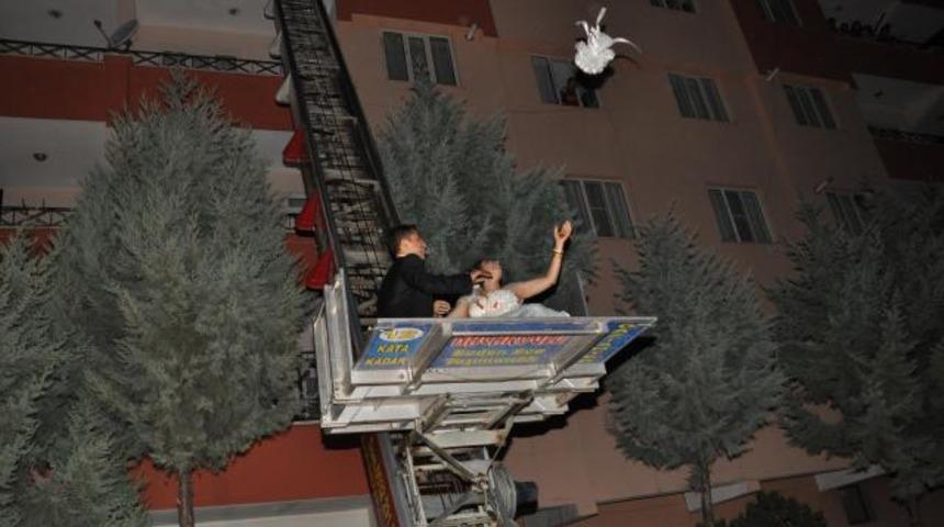 Gelinle damat, eve balkondan girdi