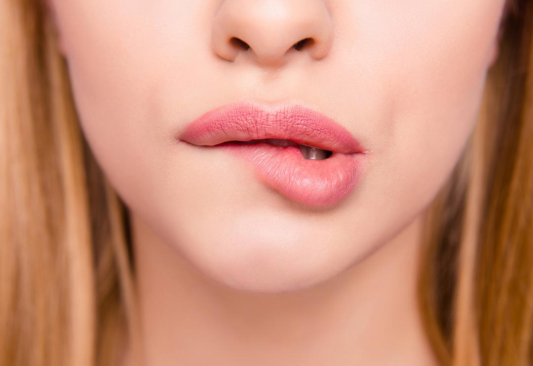 Dudaklarınızı p&uuml;r&uuml;zs&uuml;zleştirecek peeling tarifleri