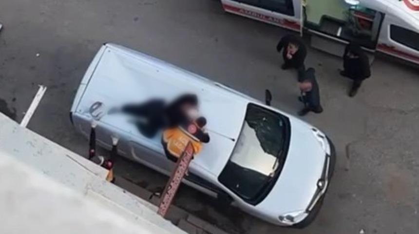 Korkunç! Elazığ'da 4'ncü kattan arabanın üzerine düştü