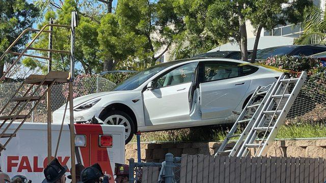 Elon Musk'ın bile yok artık diyeceği kaza! Tesla Model 3, ambulansın üzerine düştü